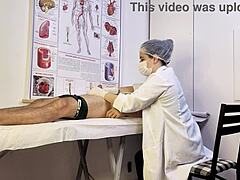 ممرضة تأخذ زب مريض صلب في الفحص تختنق مص عميق