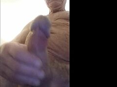 Vieux se rase lisse puis se branle super excité en solo maison