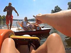 La bombe se déshabille à poil pour du cash à côté de son mari