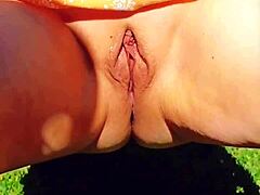 Épouse mature écarte sa chatte trempée énorme en upskirt extérieur