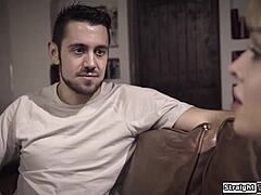 Mała brunetka 18+ piszczy jadąc na wielkim kutasie pierwszy raz