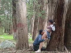 Vieux fermier arrache fringues à chatte serrée étudiante 18+ au champ orgasme fou