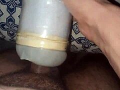 Arabe marocaine branle une énorme bite en matant une chatte maison