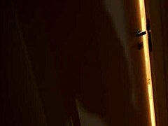 Beau-fils rêve de baiser sa belle-mère à cru à l'hôtel jusqu'au facial creampie