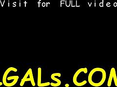 Chattes juteuses de jeunes 18+ se font lécher en action kinky !