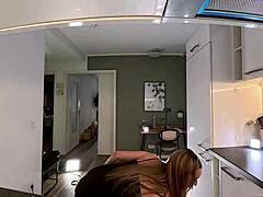Brune sexy en nuisette baise en cuisine dortoir longues jambes