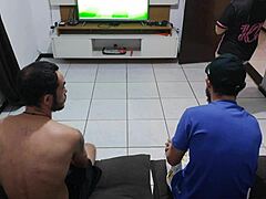 Pari perdu : la femme se fait baiser par l'ami du mari