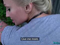 أنحني بنموذج لامع شقراء مكينة في العامة لديك كبير يضربها بوي فيف