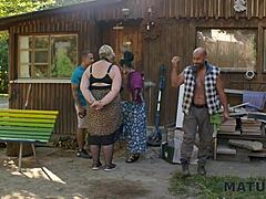 Blonde mature Diana veut des litres de sperme de deux inconnus sur ses énormes nichons pendants dehors