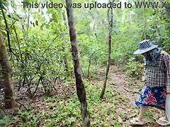 Thaïlandaise 18+ perdue en forêt succombe à envies outdoor sauvages
