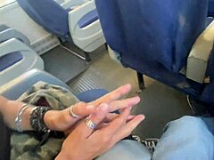 Minou risqué en train MILF éjac faciale accidentelle public