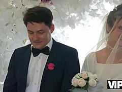 Vip4k. Cul serré mariée rempli creampie anal devant invités