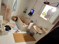Frangin pose caméra espion me chope blonde salope à la baignoire gode 😈🛁🍆