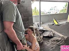 Couple en rut baise sauvage sur chantier en plein air