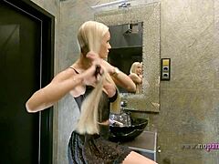 Blonde gros seins en minijupe transparente sans culotte