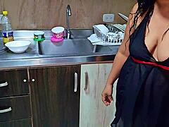 Belle-mère excitée gicle en cuisine en suppliant la queue de son beau-fils