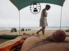 Sexe improvisé à la plage dans une tente transparente