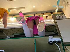 Super mignonne belle-fille en voyeur caméra cachée upskirt au travail