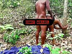 BBW Ebène Du Village Chevauchant Grosse Bite En Forêt