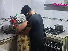 Belle-mère apprend le sexe en cuisine au mari